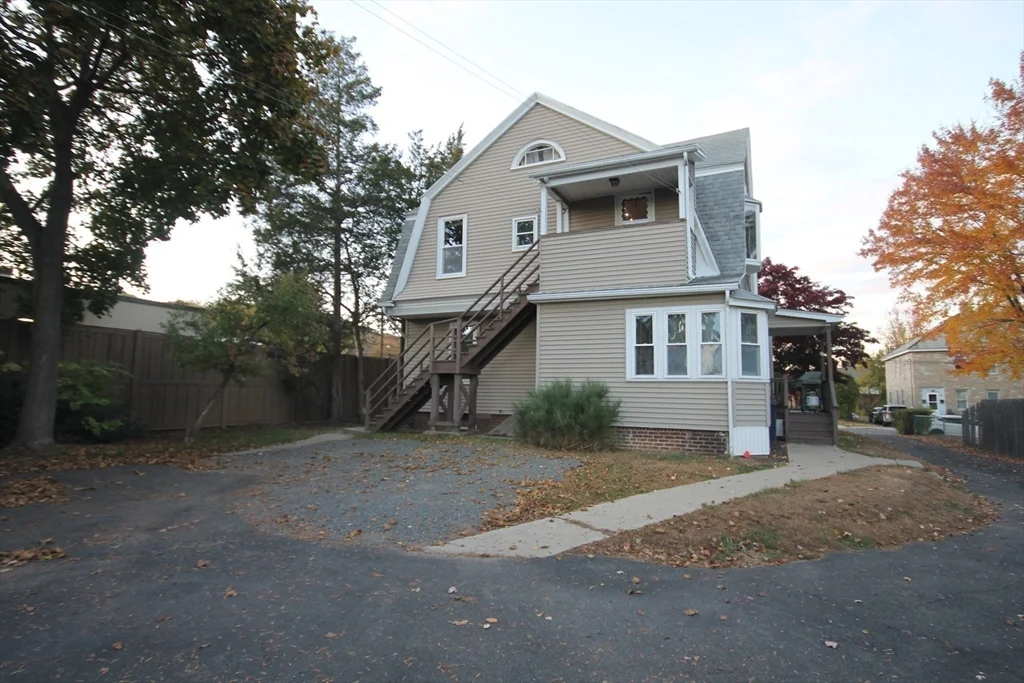 3 bed, 1 bath apartment for rent at 104 Saint James Ave Unit 2, Holyoke — photo 5 of 14