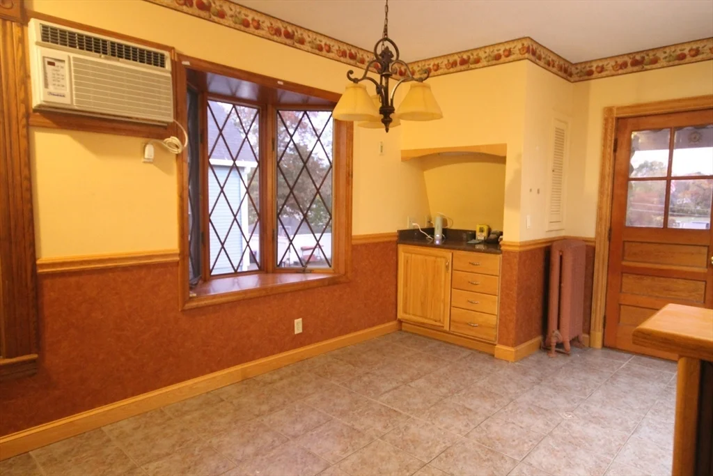 3 bed, 1 bath apartment for rent at 104 Saint James Ave Unit 2, Holyoke