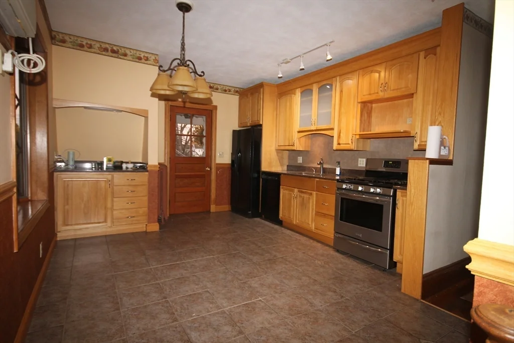 3 bed, 1 bath apartment for rent at 104 Saint James Ave Unit 2, Holyoke — photo 2 of 14