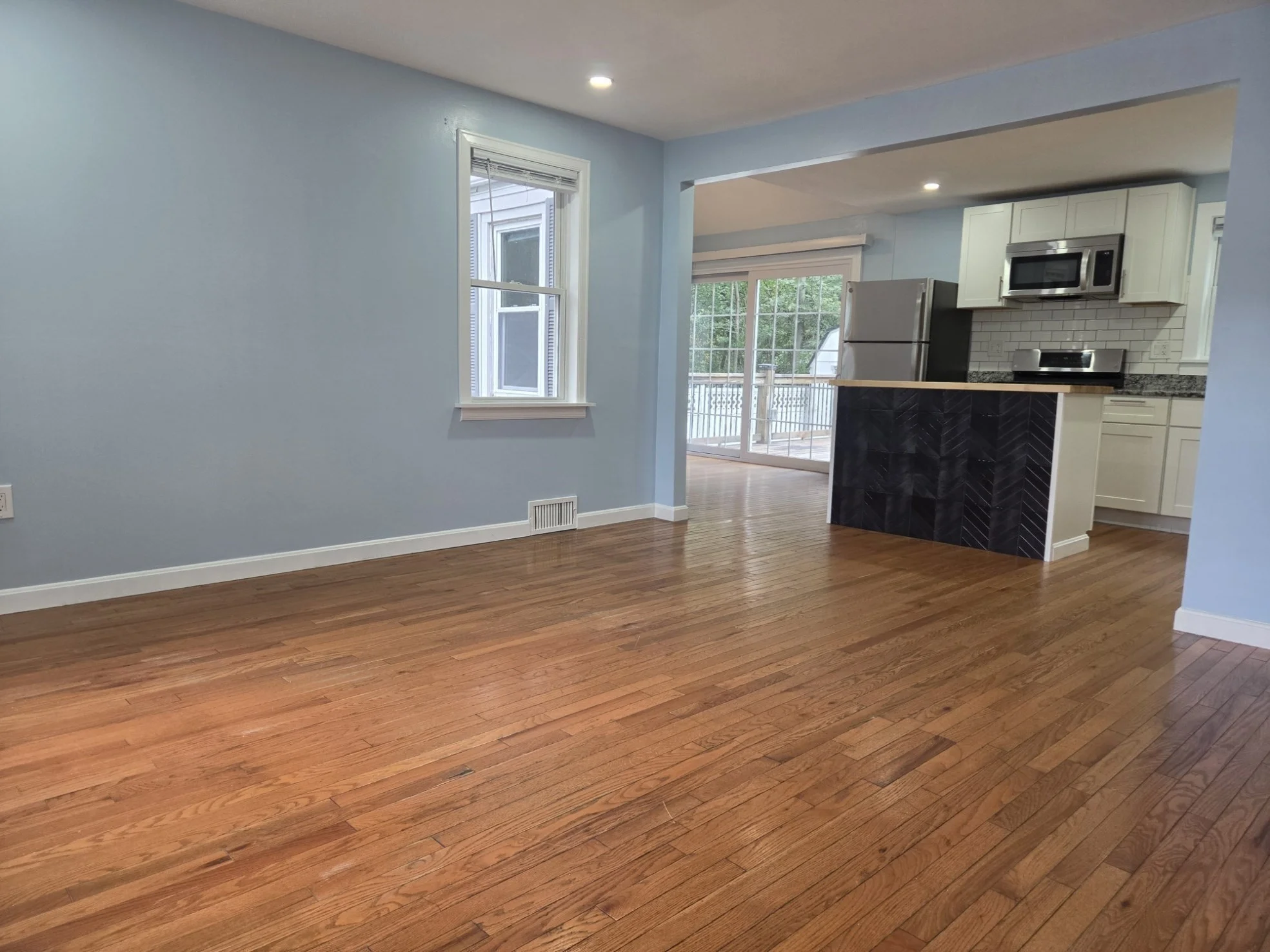 4 bed, 1 bath apartment for rent at 1042 W Boylston St, Worcester — photo 5 of 26