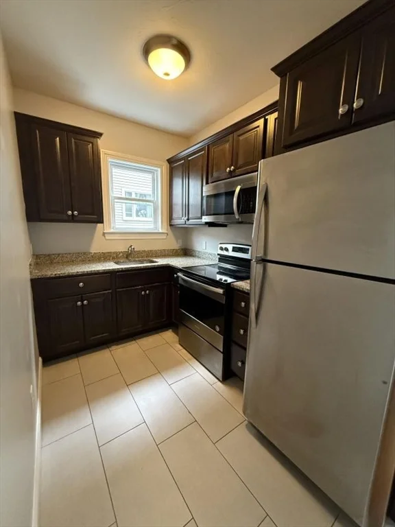 3 bed, 1 bath apartment for rent at 1043 North Main Unit 1, Fall River — photo 1 of 7
