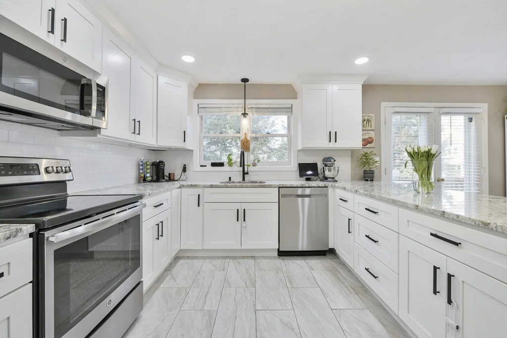 2 bed, 1 bath apartment for rent at 1045 Washington St Unit 1, Newton — photo 3 of 21