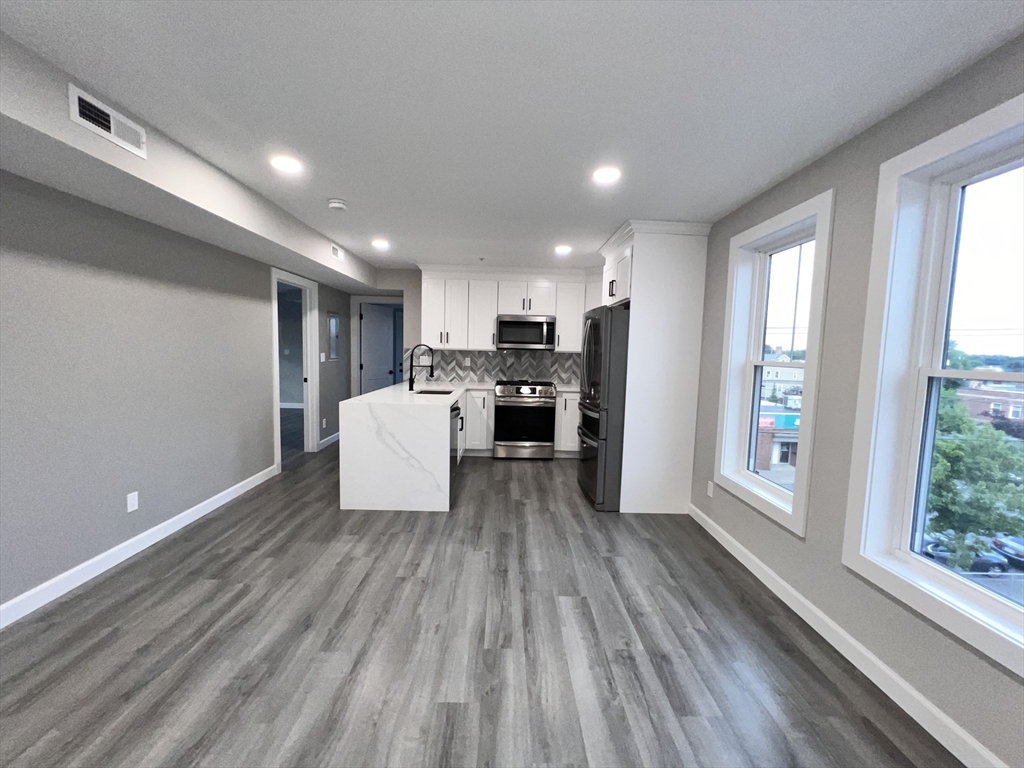 3 bed, 2 bath apartment for rent at 1049 Main St Unit 3, Brockton — photo 2 of 19