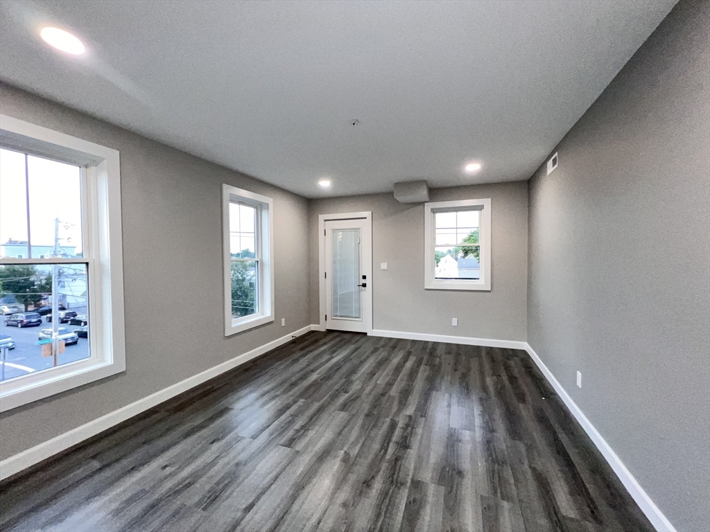 3 bed, 2 bath apartment for rent at 1049 Main St Unit 3, Brockton — photo 3 of 19