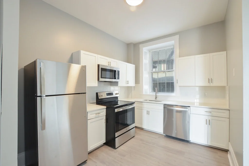 2 bed, 1 bath apartment for rent at 1049 Pleasant St Unit 2, Center — photo 2 of 11