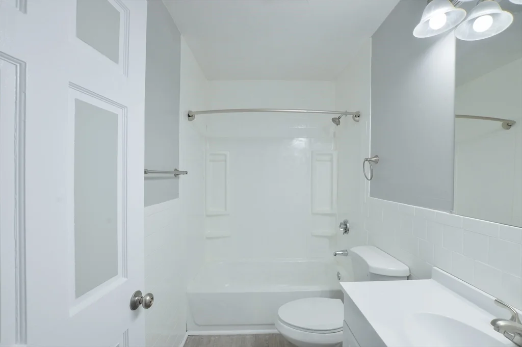 2 bed, 1 bath apartment for rent at 1049 Pleasant St Unit 2, Center — photo 5 of 11