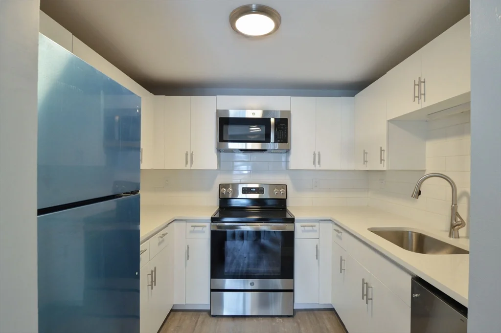 2 bed, 1 bath apartment for rent at 1049 Pleasant St Unit 3, New Bedford — photo 2 of 10