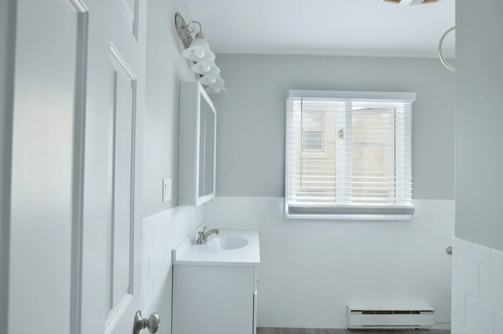 2 bed, 1 bath apartment for rent at 1049 Pleasant St Unit 3, New Bedford — photo 6 of 10