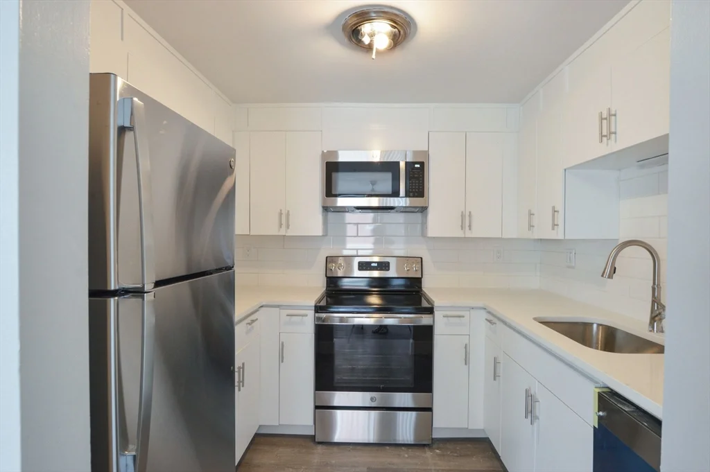 2 bed, 1 bath apartment for rent at 1049 Pleasant St Unit 8, New Bedford — photo 3 of 4