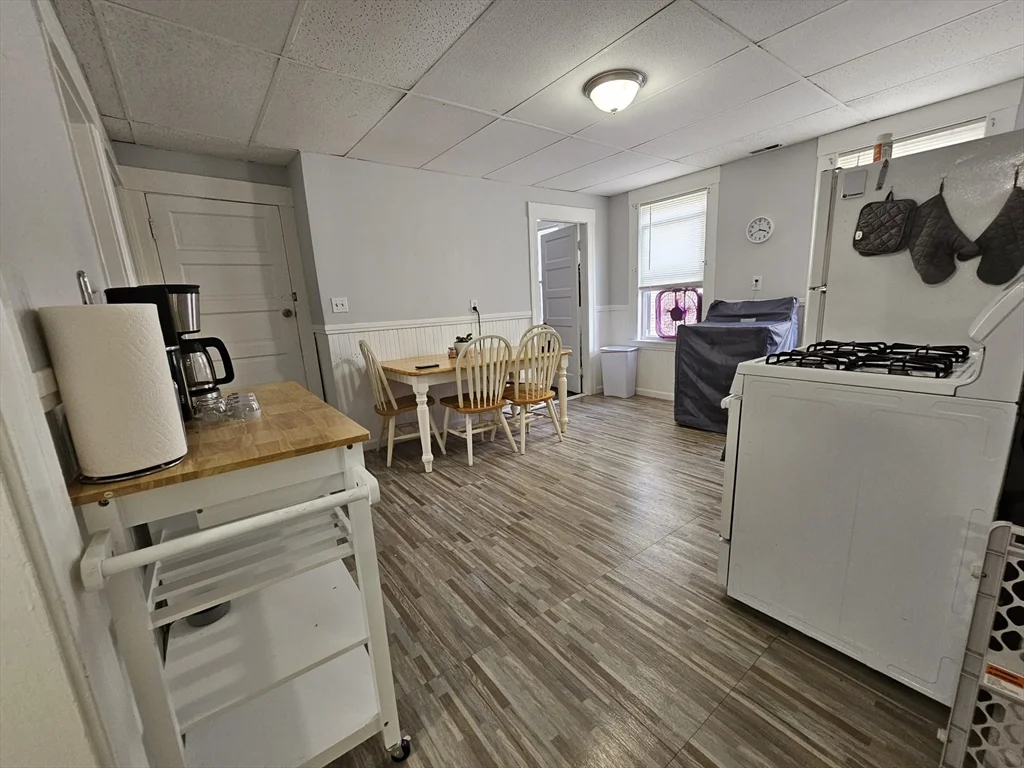 3 bed, 1 bath apartment for rent at 105 Arthur St Unit 1, Worcester — photo 3 of 15