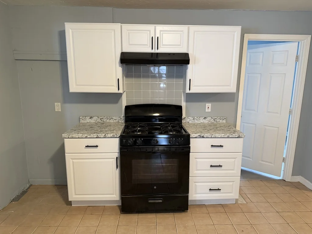 4 bed, 1 bath apartment for rent at 105 Clarendon St Unit 1, Fitchburg — photo 2 of 10
