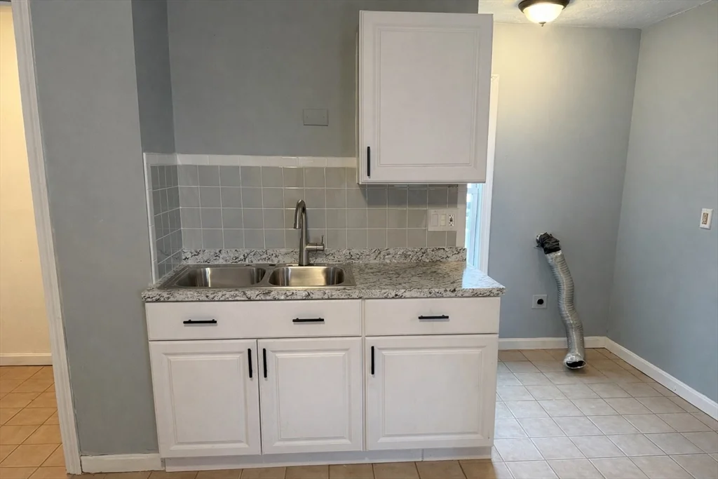 4 bed, 1 bath apartment for rent at 105 Clarendon St Unit 1, Fitchburg — photo 3 of 10