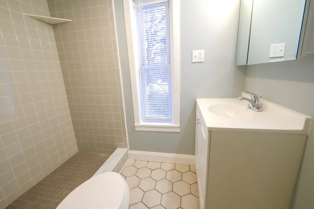 4 bed, 1 bath apartment for rent at 105 Clarendon St Unit 2, Fitchburg — photo 10 of 30