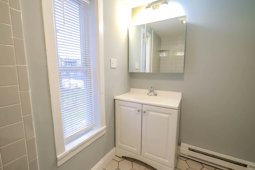 4 bed, 1 bath apartment for rent at 105 Clarendon St Unit 2, Fitchburg — photo 11 of 30