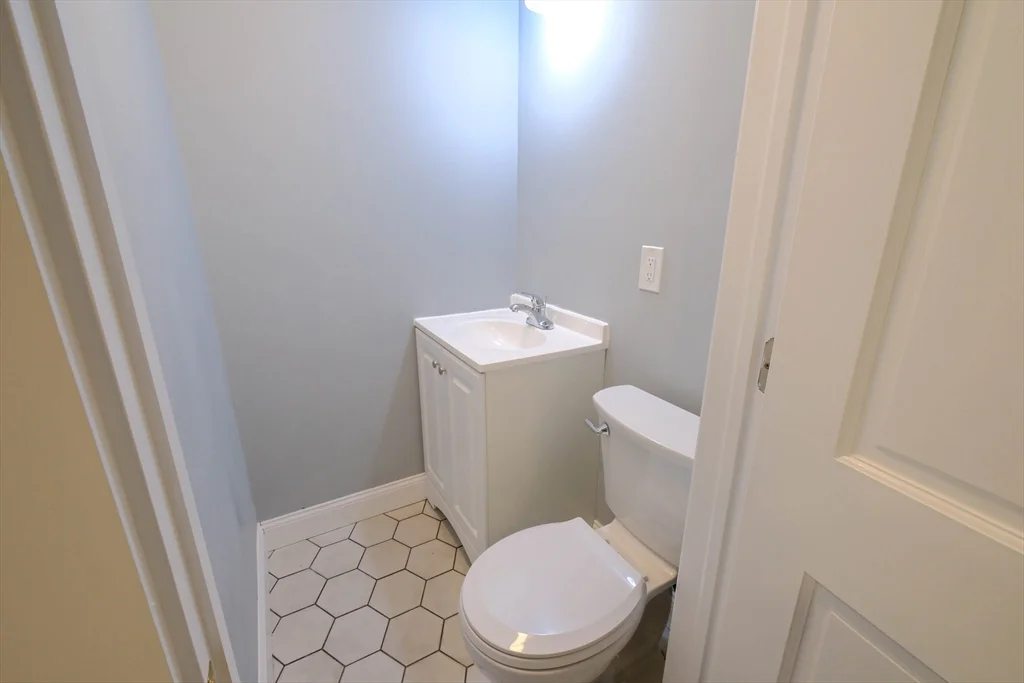 4 bed, 1 bath apartment for rent at 105 Clarendon St Unit 2, Fitchburg — photo 8 of 30