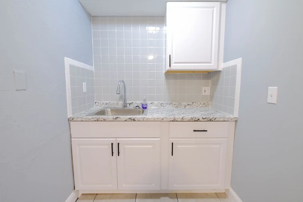 4 bed, 1 bath apartment for rent at 105 Clarendon St Unit 2, Fitchburg — photo 3 of 30