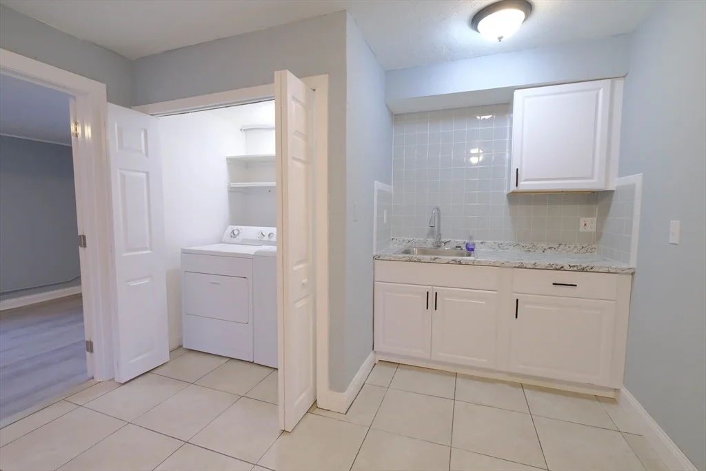 4 bed, 1 bath apartment for rent at 105 Clarendon St Unit 2, Fitchburg — photo 5 of 30