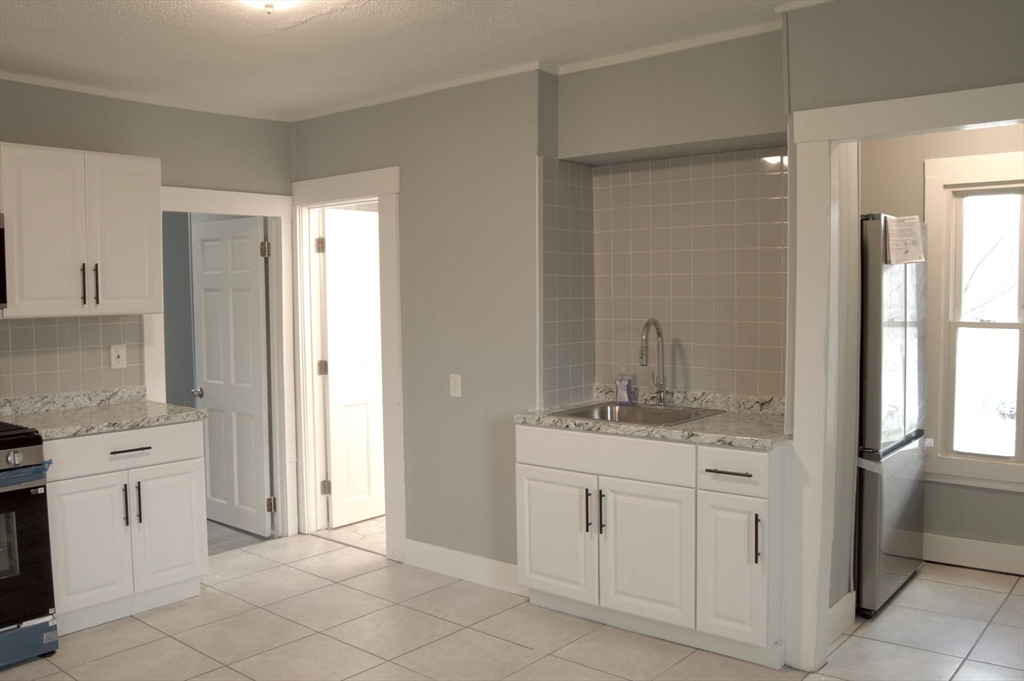 4 bed, 1 bath apartment for rent at 105 Clarendon St Unit 3, Fitchburg — photo 3 of 25