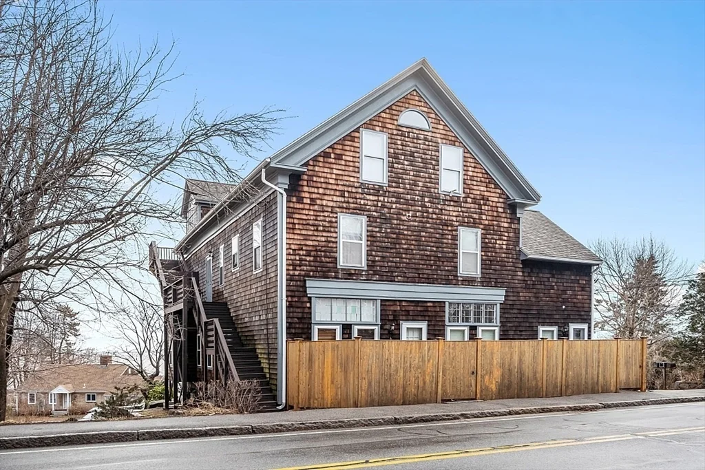 2 bed, 1 bath apartment for rent at 105 Granite St Unit 1, Rockport