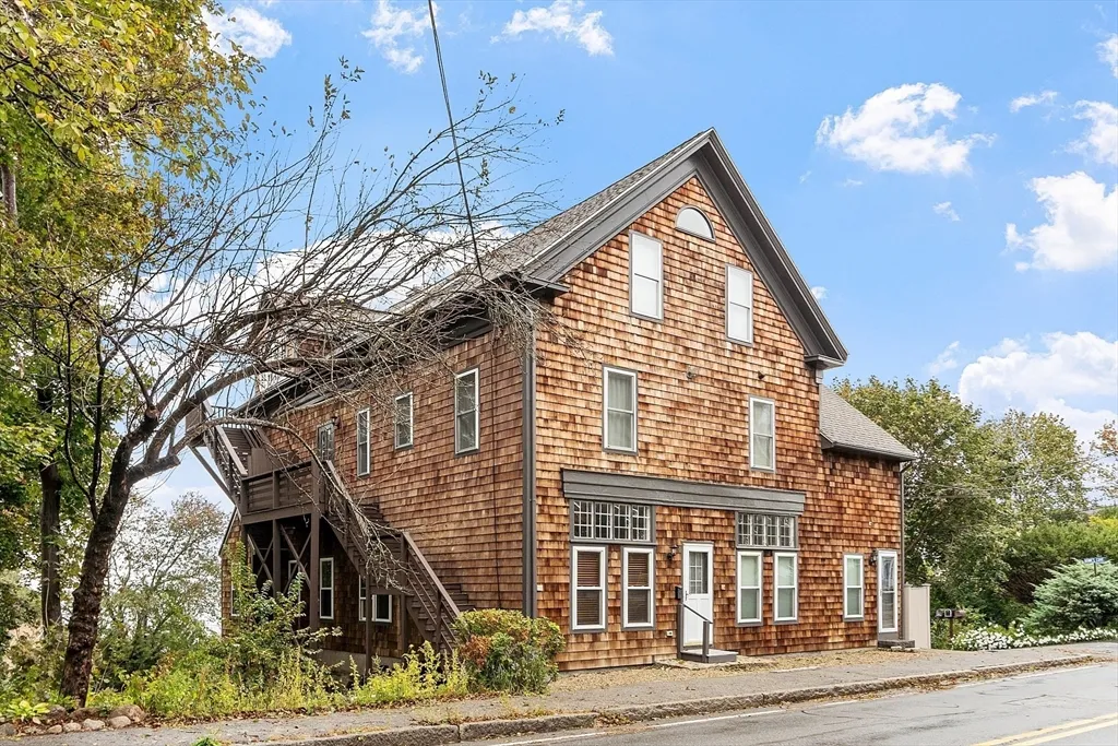 2 bed, 1 bath apartment for rent at 105 Granite St Unit 3, Rockport