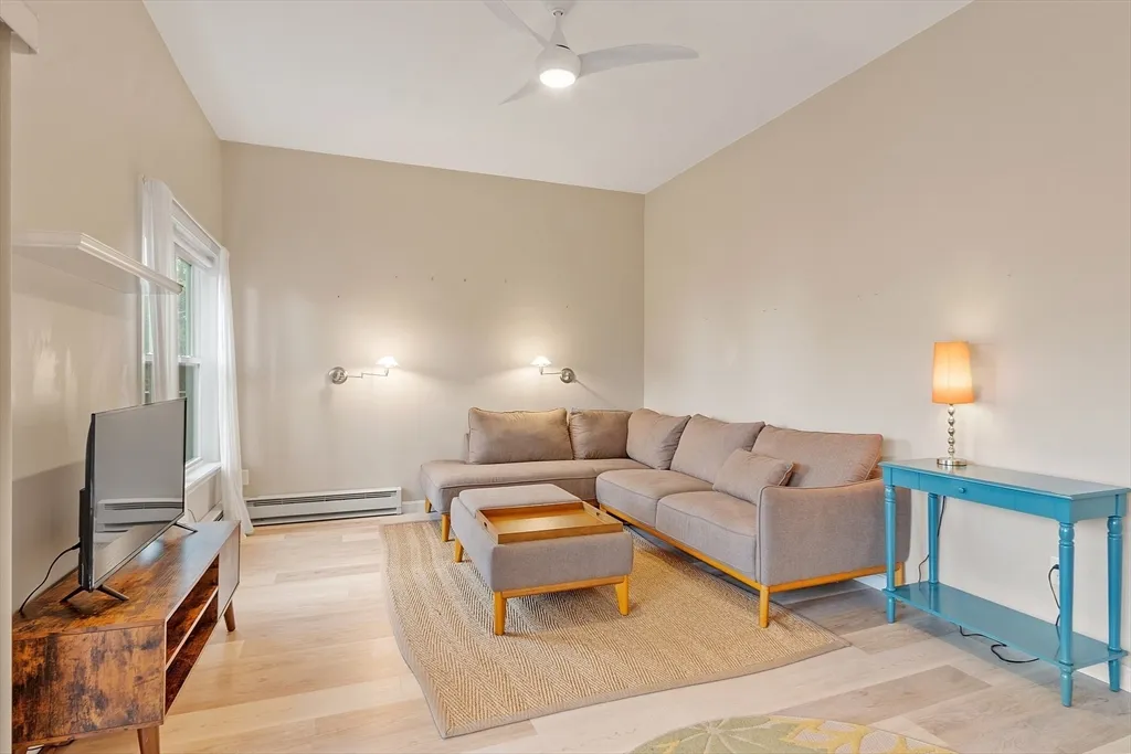 2 bed, 1 bath apartment for rent at 105 Granite St Unit 3, Rockport — photo 4 of 22