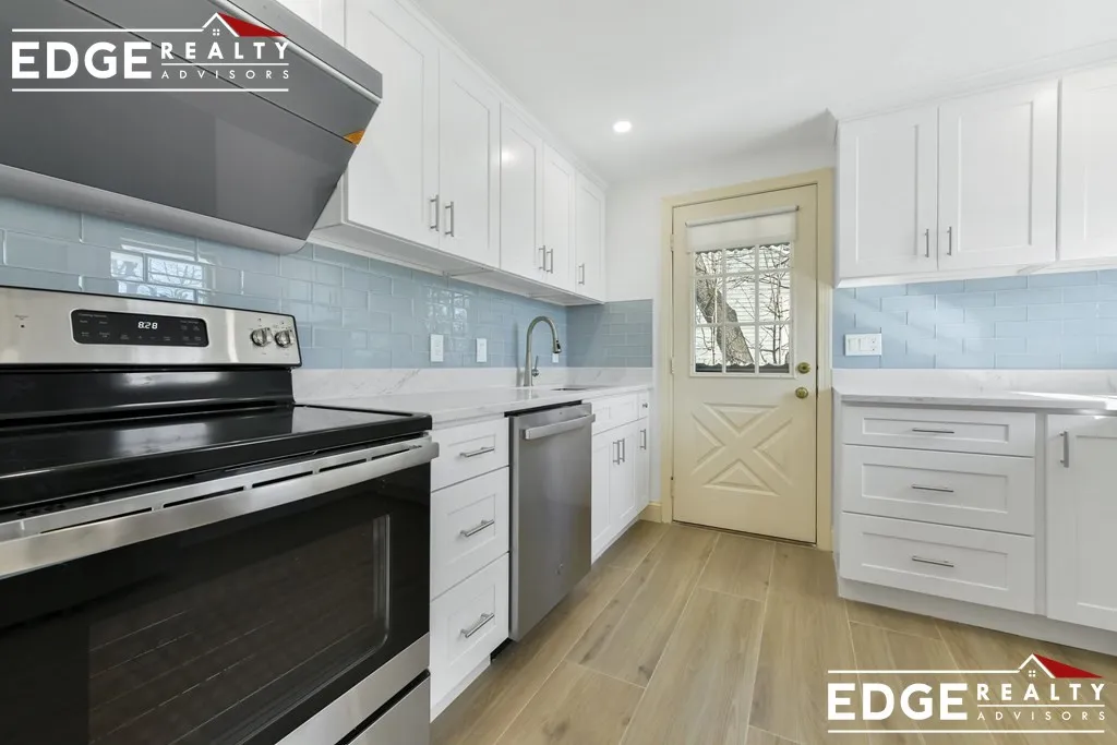 3 bed, 1 bath apartment for rent at 105 Hamilton Rd Unit 1, Cedarwood — photo 4 of 17