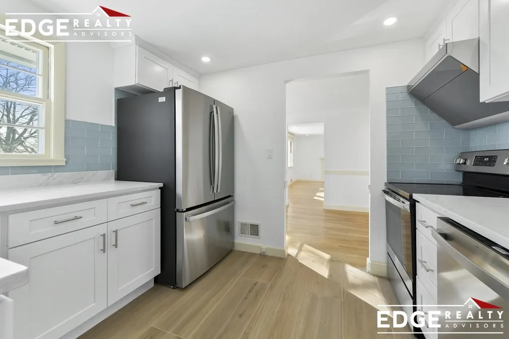 3 bed, 1 bath apartment for rent at 105 Hamilton Rd Unit 1, Cedarwood — photo 3 of 17