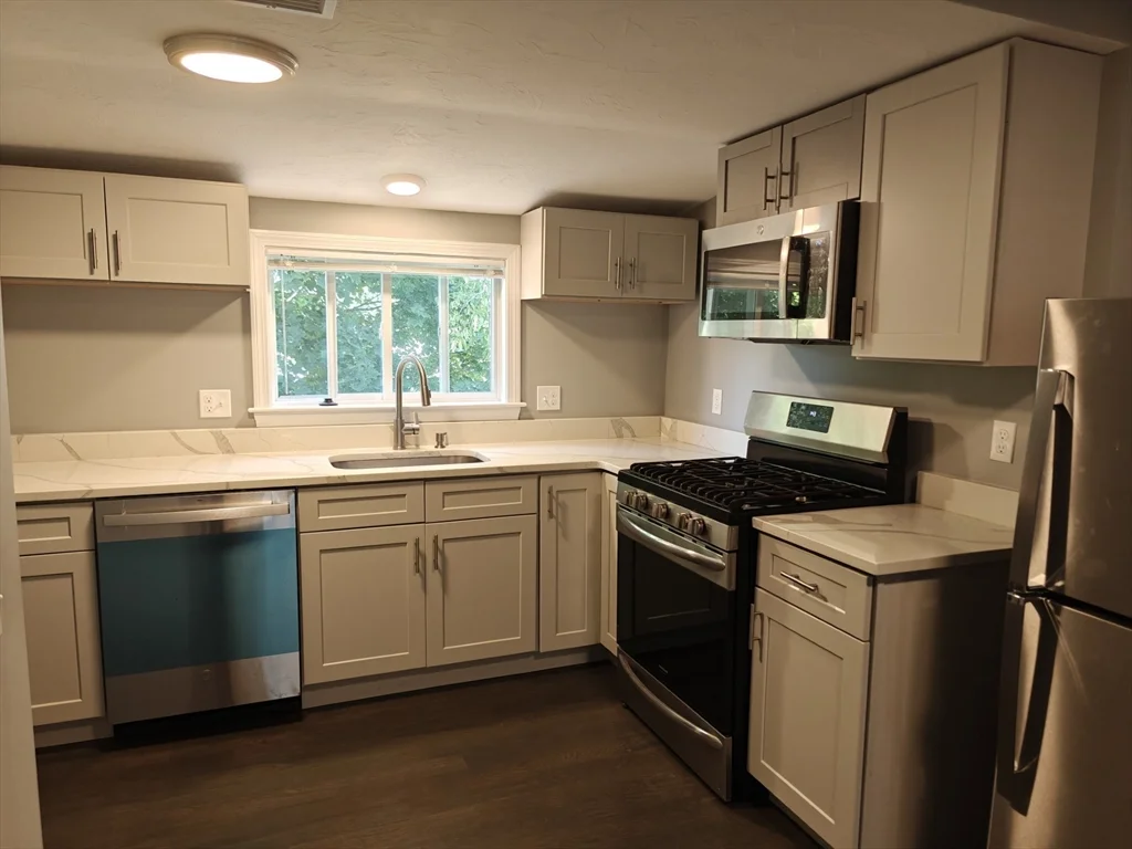 3 bed, 1 bath apartment for rent at 105 Holyoke St Unit 2, Lynn — photo 3 of 21