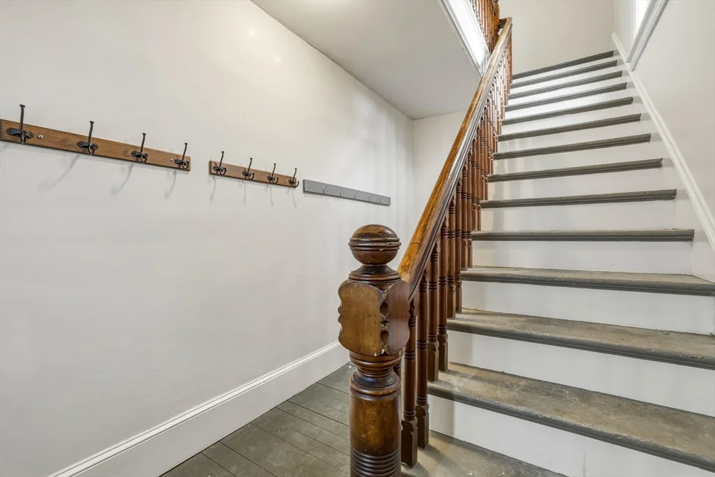 3 bed, 1 bath apartment for rent at 105 Nonotuck St Unit 105, Holyoke — photo 4 of 26