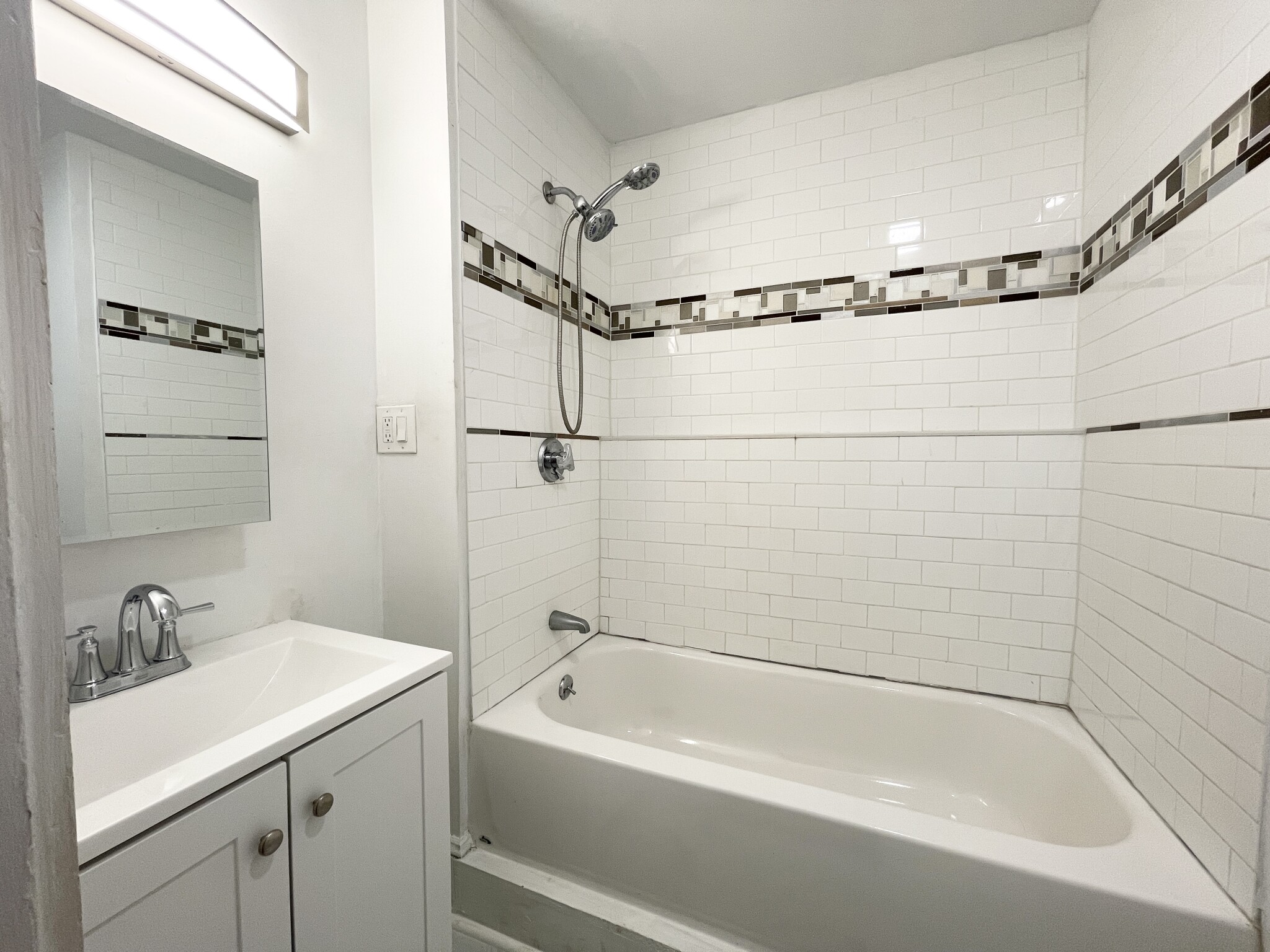 4 bed, 1 bath apartment for rent at 105 Summer St Unit 03, Spring Hill — photo 2 of 15