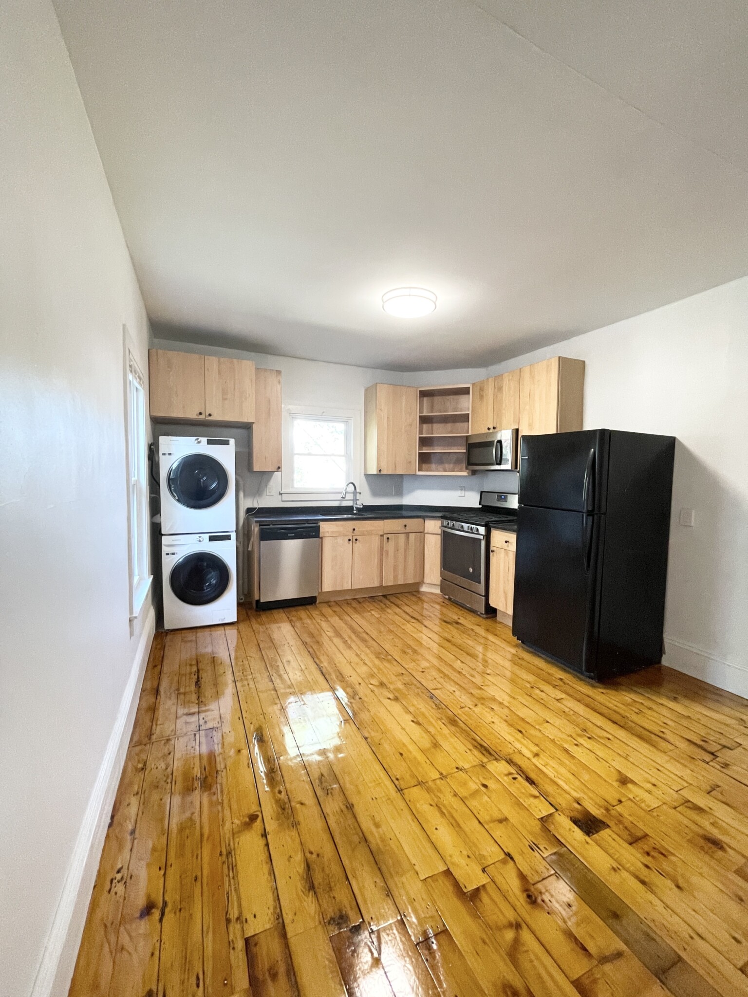 4 bed, 1 bath apartment for rent at 105 Summer St Unit 03, Spring Hill — photo 1 of 15