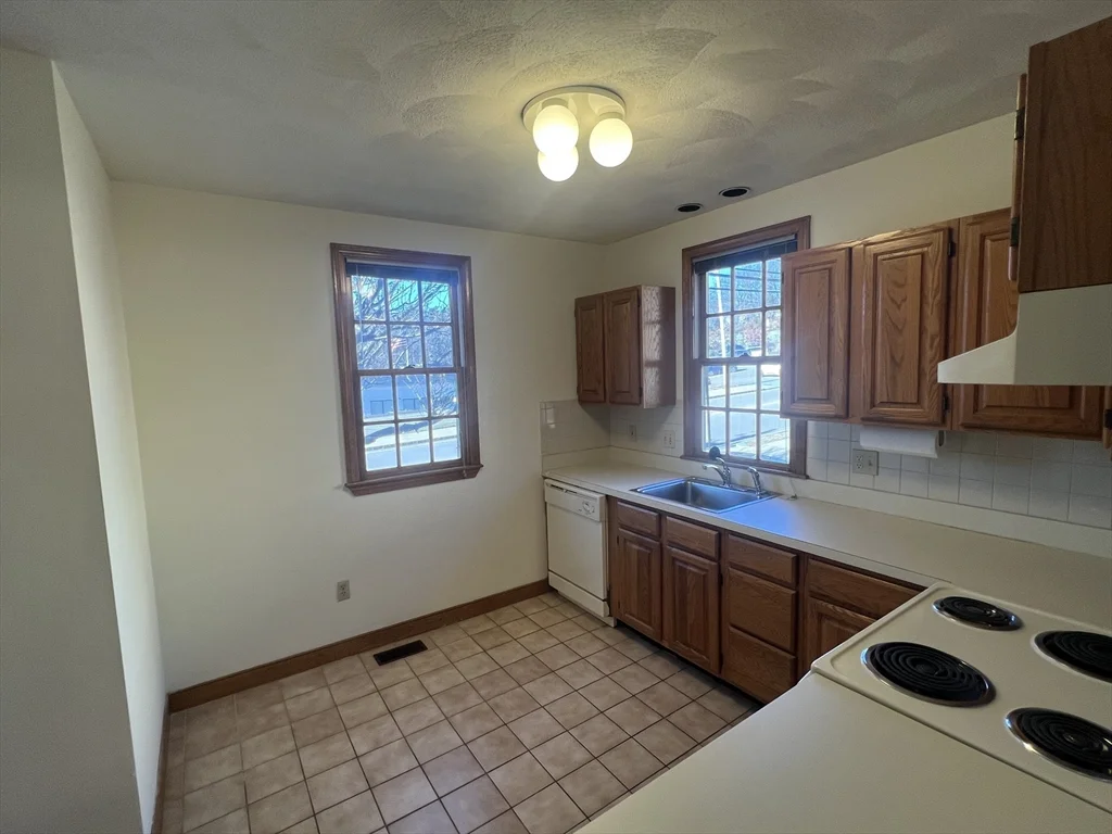 3 bed, 2 bath apartment for rent at 1050 Chestnut St Unit 1050, Newton — photo 4 of 13