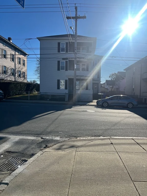3 bed, 1 bath apartment for rent at 1053 Bedford St Unit 2, Fall River — photo 2 of 8