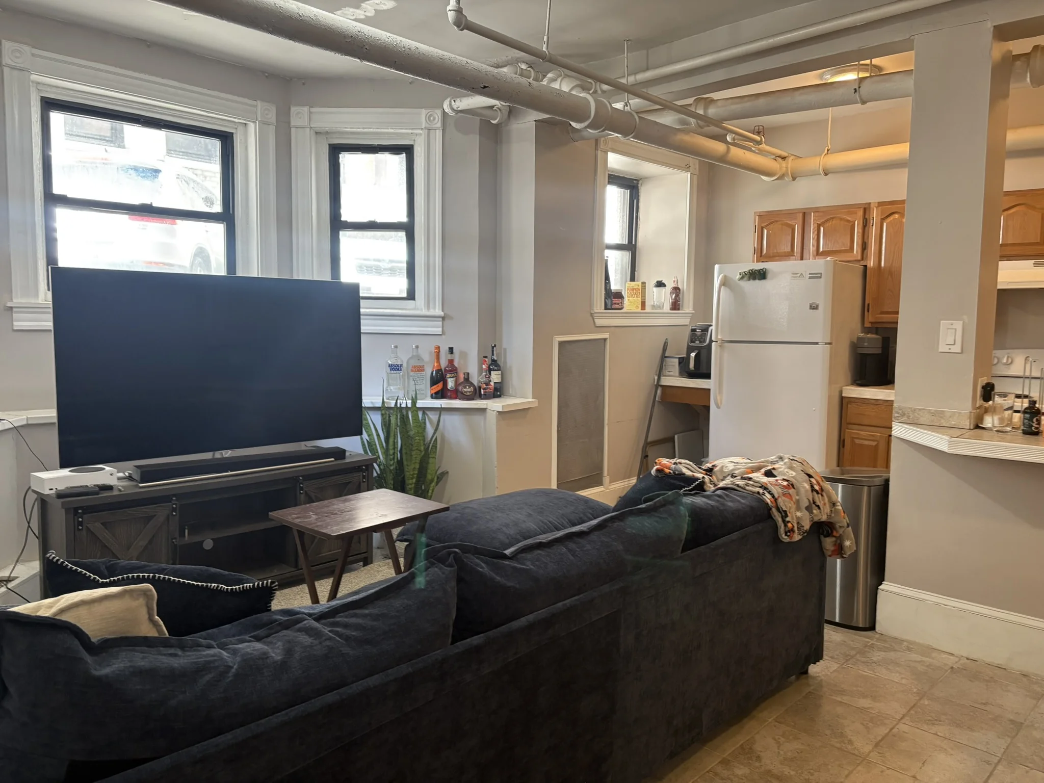 5 bed, 2 bath apartment for rent at 1056 Commonwealth Ave Unit 1, Brighton — photo 1 of 17
