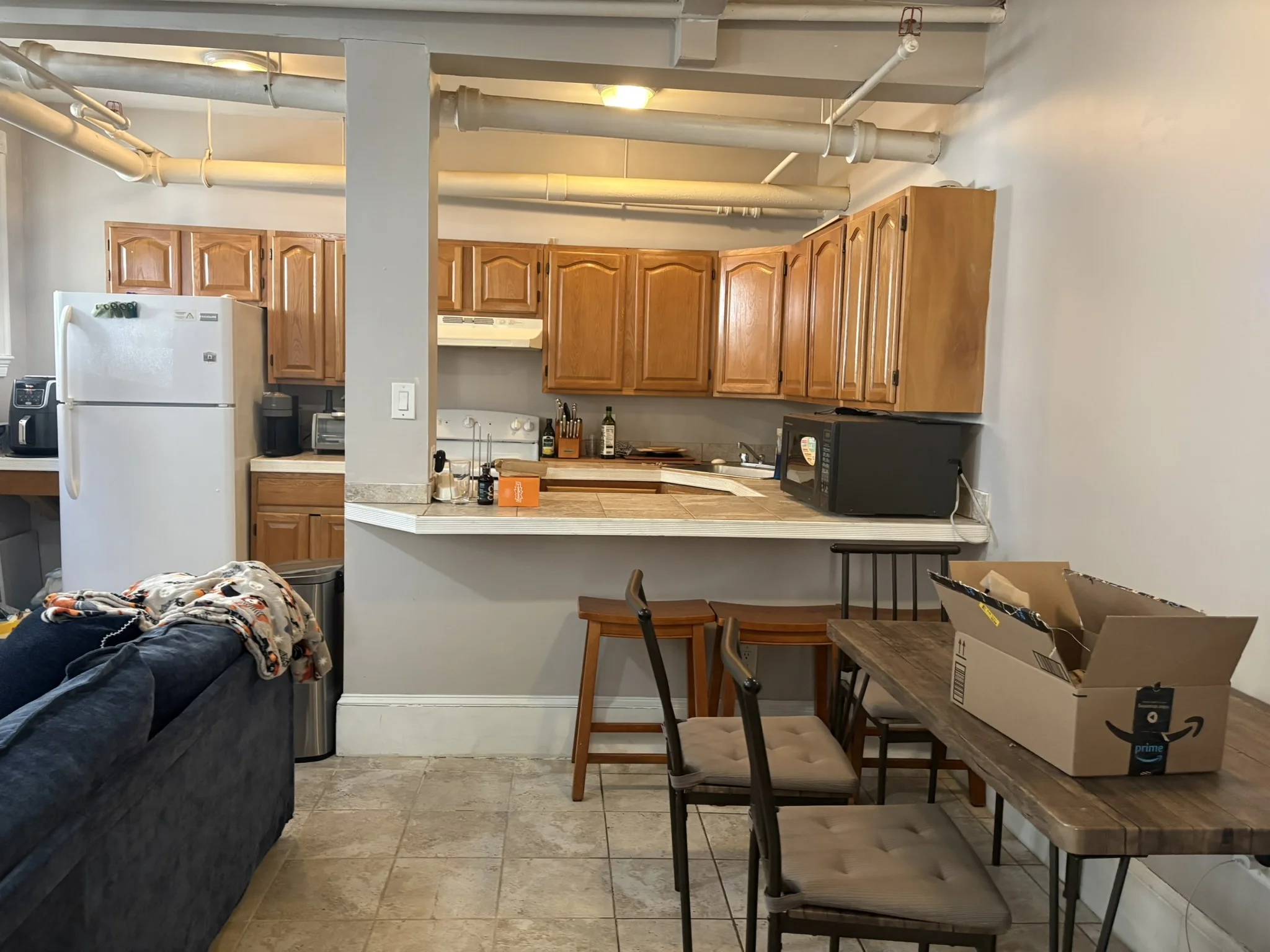 5 bed, 2 bath apartment for rent at 1056 Commonwealth Ave Unit 1, Brighton — photo 2 of 17