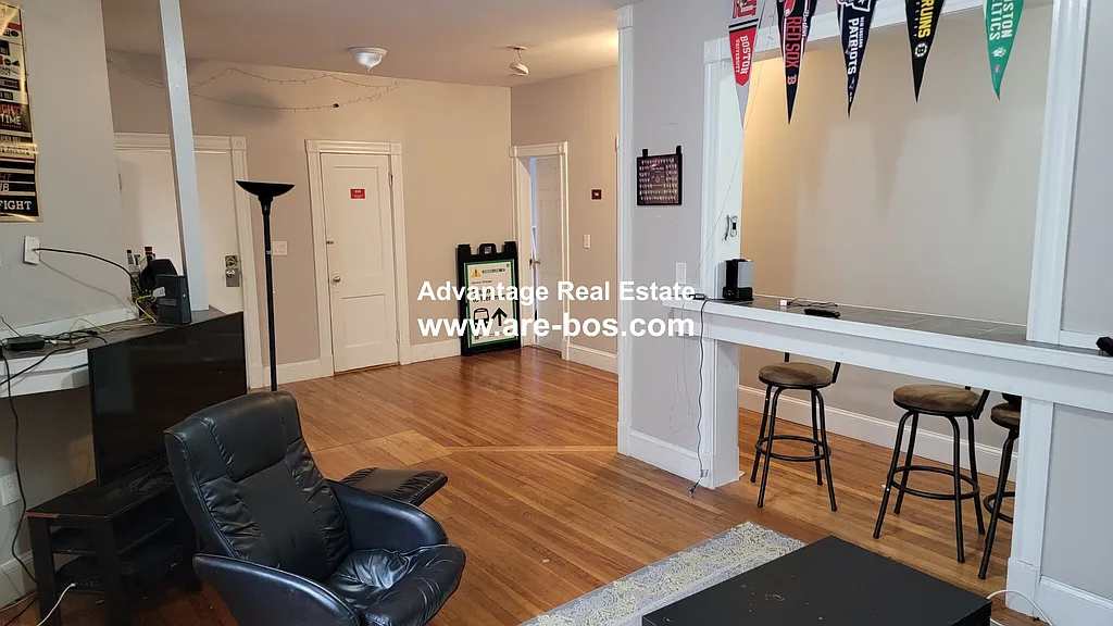 3 bed, 2 bath apartment for rent at 1056 Commonwealth Ave Unit 32 Duplicate, Brighton — photo 2 of 3
