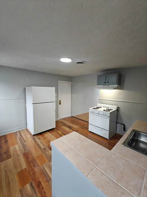 2 bed, 1 bath apartment for rent at 106/118 Wilcox St Unit 6, Fall River — photo 2 of 12