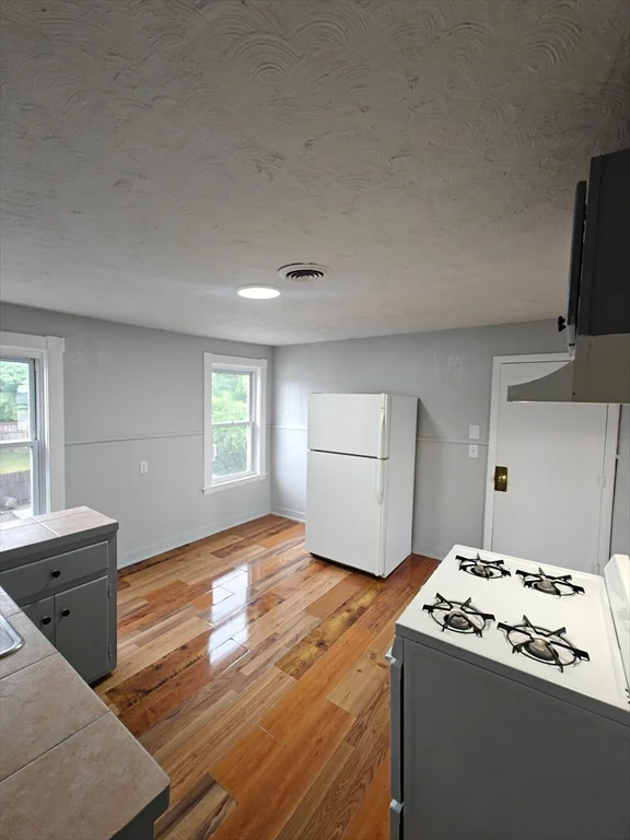 2 bed, 1 bath apartment for rent at 106/118 Wilcox St Unit 6, Fall River