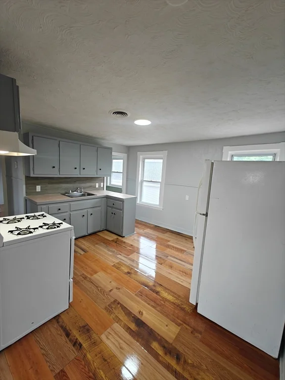 2 bed, 1 bath apartment for rent at 106/118 Wilcox St Unit 6, Fall River — photo 3 of 12