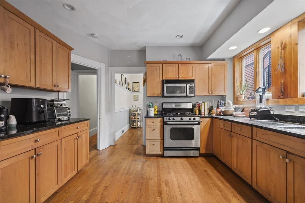 4 bed, 2 bath apartment for rent at 106 Belmont St Unit 106, Spring Hill — photo 5 of 15