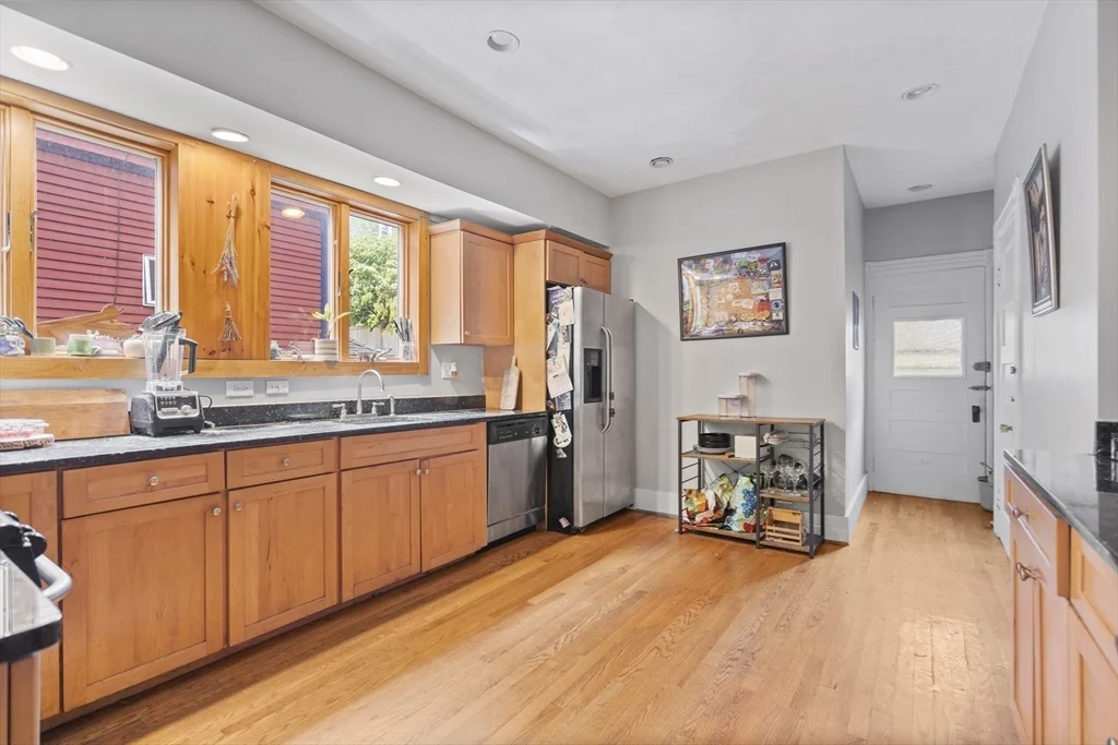4 bed, 2 bath apartment for rent at 106 Belmont St Unit 106, Spring Hill — photo 4 of 15