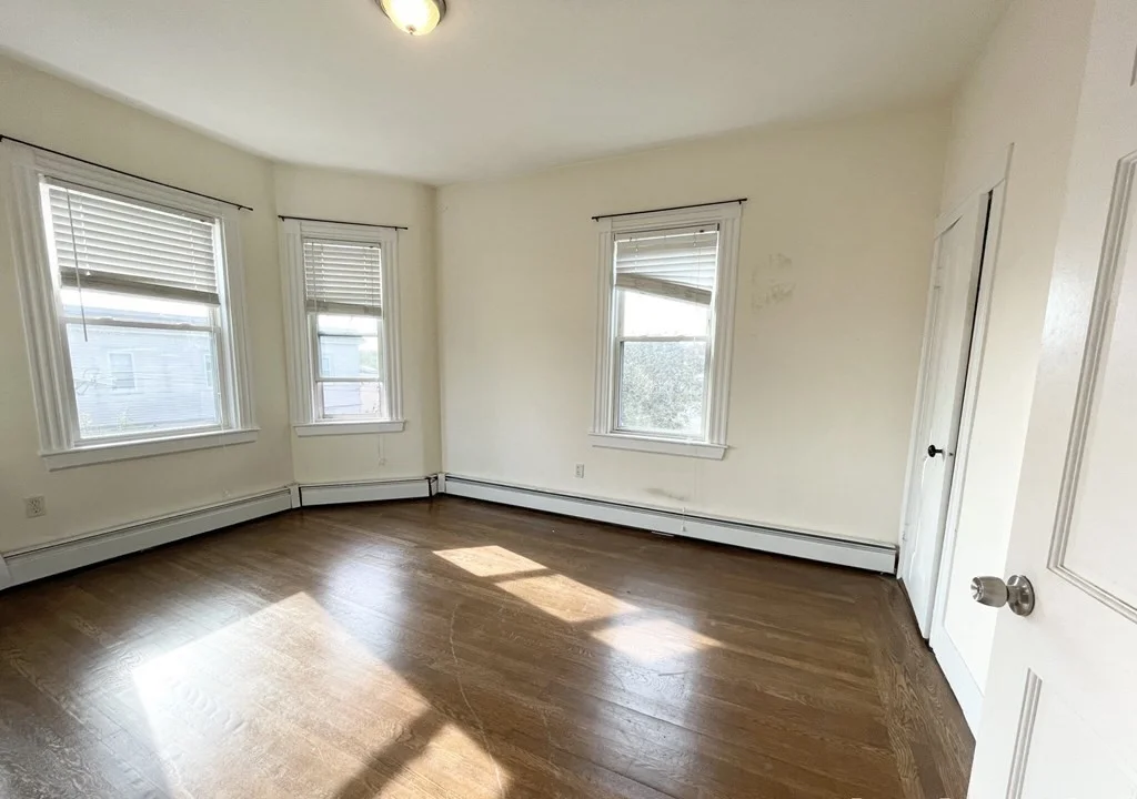 3 bed, 1 bath apartment for rent at 106 Buttonwood Unit 3, Boston — photo 4 of 9