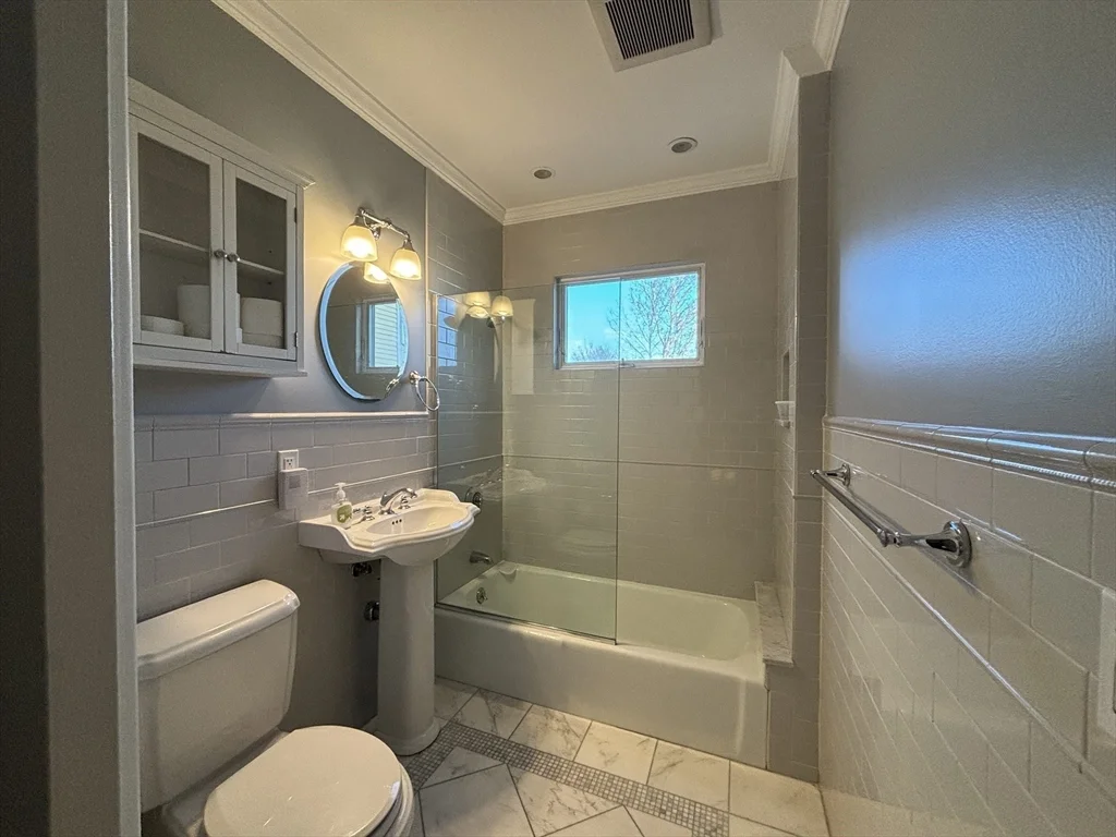 4 bed, 2 bath apartment for rent at 106 G St, South Boston — photo 8 of 25