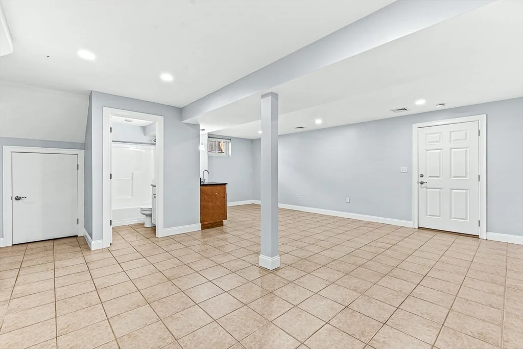 3 bed, 3 bath apartment for rent at 106 Green St Unit 106, Reading — photo 18 of 26