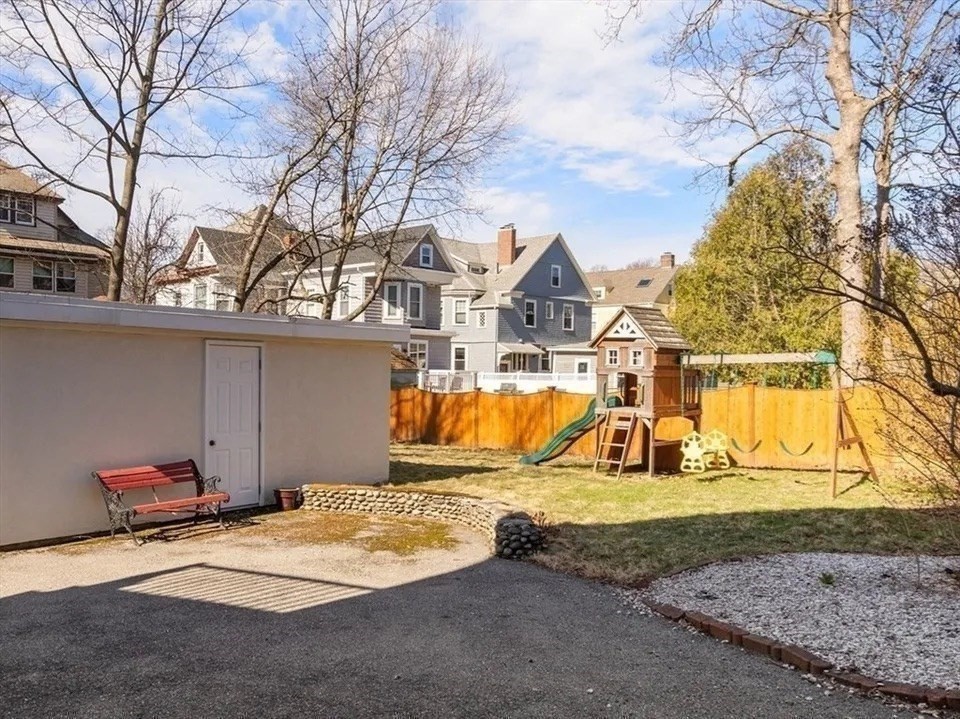 4 bed, 2 bath apartment for rent at 106 Grovers Ave Unit 2, Winthrop — photo 25 of 26