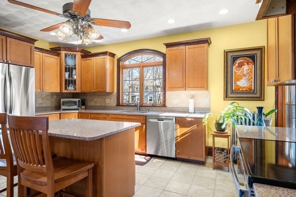 4 bed, 2 bath apartment for rent at 106 Grovers Ave Unit 2, Winthrop — photo 5 of 26