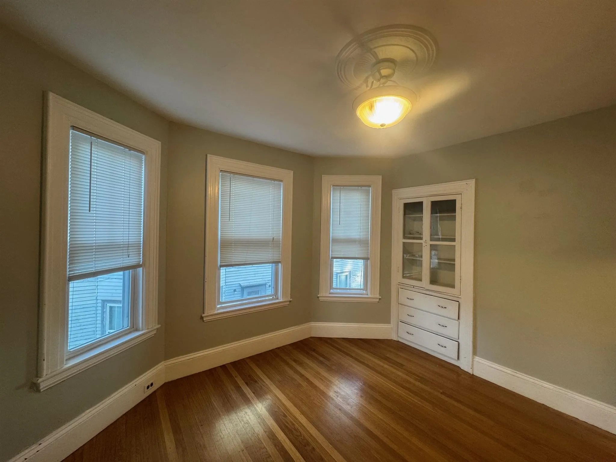 3 bed, 1 bath apartment for rent at 106 Highland Ave Unit 2, Winter Hill — photo 4 of 19