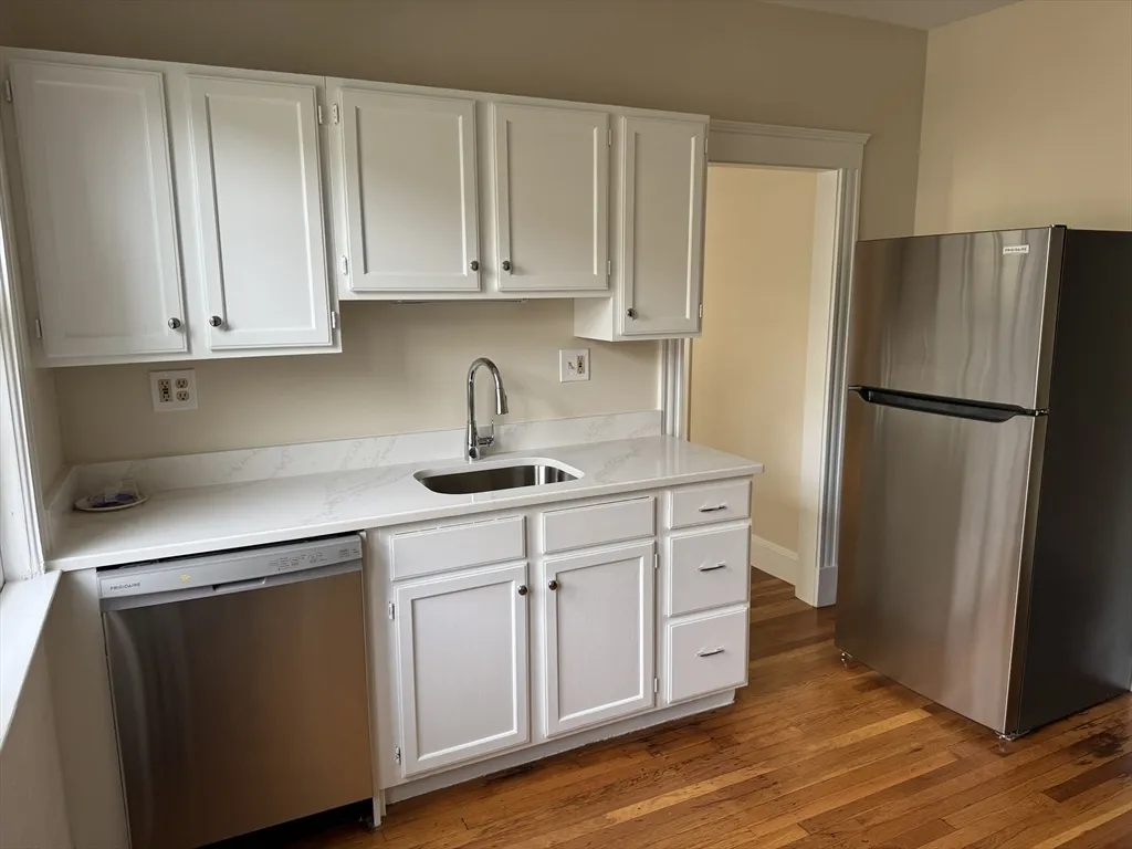 1 bed, 1 bath apartment for rent at 106 Kenoza Ave Unit 1, Winnekenni Park — photo 5 of 12