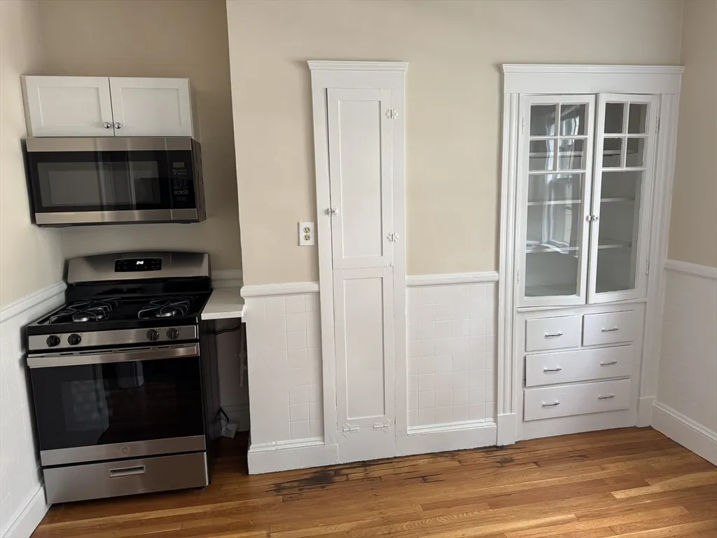1 bed, 1 bath apartment for rent at 106 Kenoza Ave Unit 1, Winnekenni Park — photo 4 of 12