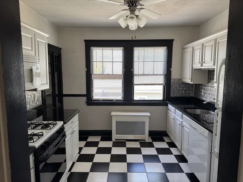 1 bed, 1 bath apartment for rent at 106 Kenoza Ave Unit 5, Winnekenni Park